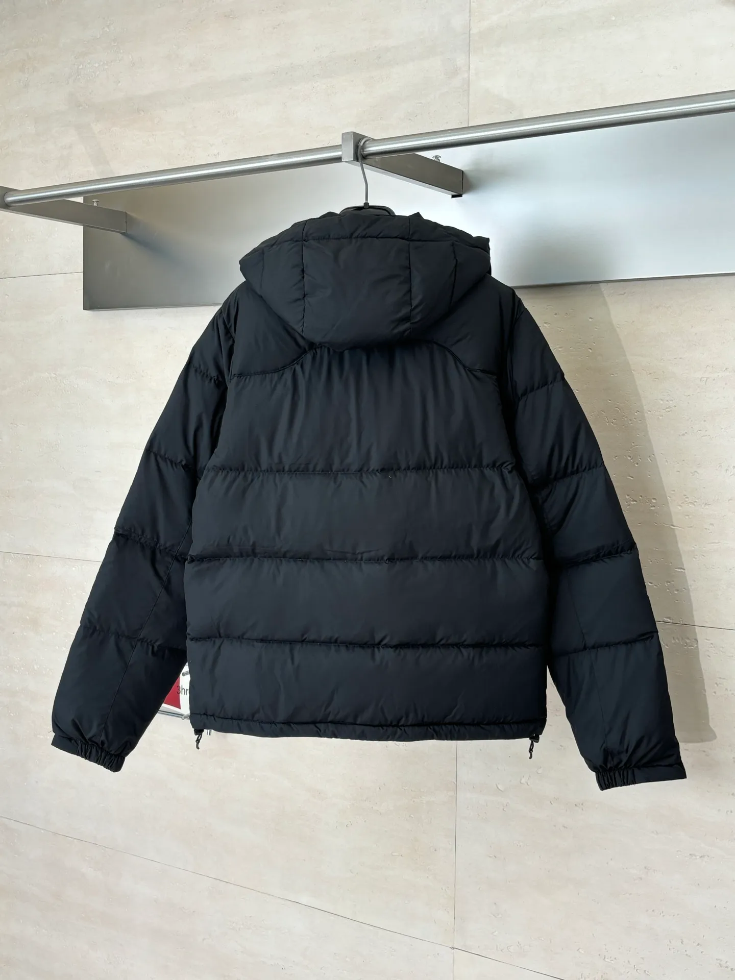 P970 Rah Laure*/Ralph Lauren solid color classic red label pony embroidered hooded down jacket. The nylon fabric has good windproof and waterproof properties, which can effectively block the intrusion of wind and rain from the outside and keep the interior dry. It is suitable for wearing in humid or rainy environments. The chest label uses an imported MEO embroidery machine. It first scans the original pattern and then uses high-quality silk thread to make a pattern. The density effect is adjusted by continuous pattern making. Detachable: Equipped with detachable nylon, users can easily disassemble or install it according to weather changes or personal preferences, which is both practical and convenient. Exquisite details: the zipper design is simple and elegant, easy to operate; the closing design of the cuffs and hem effectively prevents the intrusion of cold wind, improving the warmth and comfort of wearing. It uses 90 white duck down with a weight of 260g to ensure excellent thermal insulation performance. After strict screening and processing, the velvet is not easy to get drilled, ensuring durability. The overall wiring is straight and delicate, the fabric is comfortable and soft, and the color is consistent without color difference. It can be matched with the same style to create a fashionable look and control various occasions. Customized accessories, complete with three standards, same style for men and women!  Size: S/M/L/XL/XXL